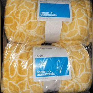 1 Room Essentials Mustard Floral Throw Blanket 50x60